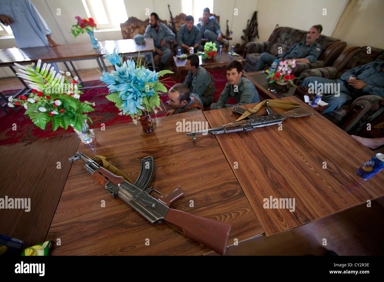 La polizia olandese le guide di formazione della polizia afgana degli ufficiali di Kunduz. Foto Stock