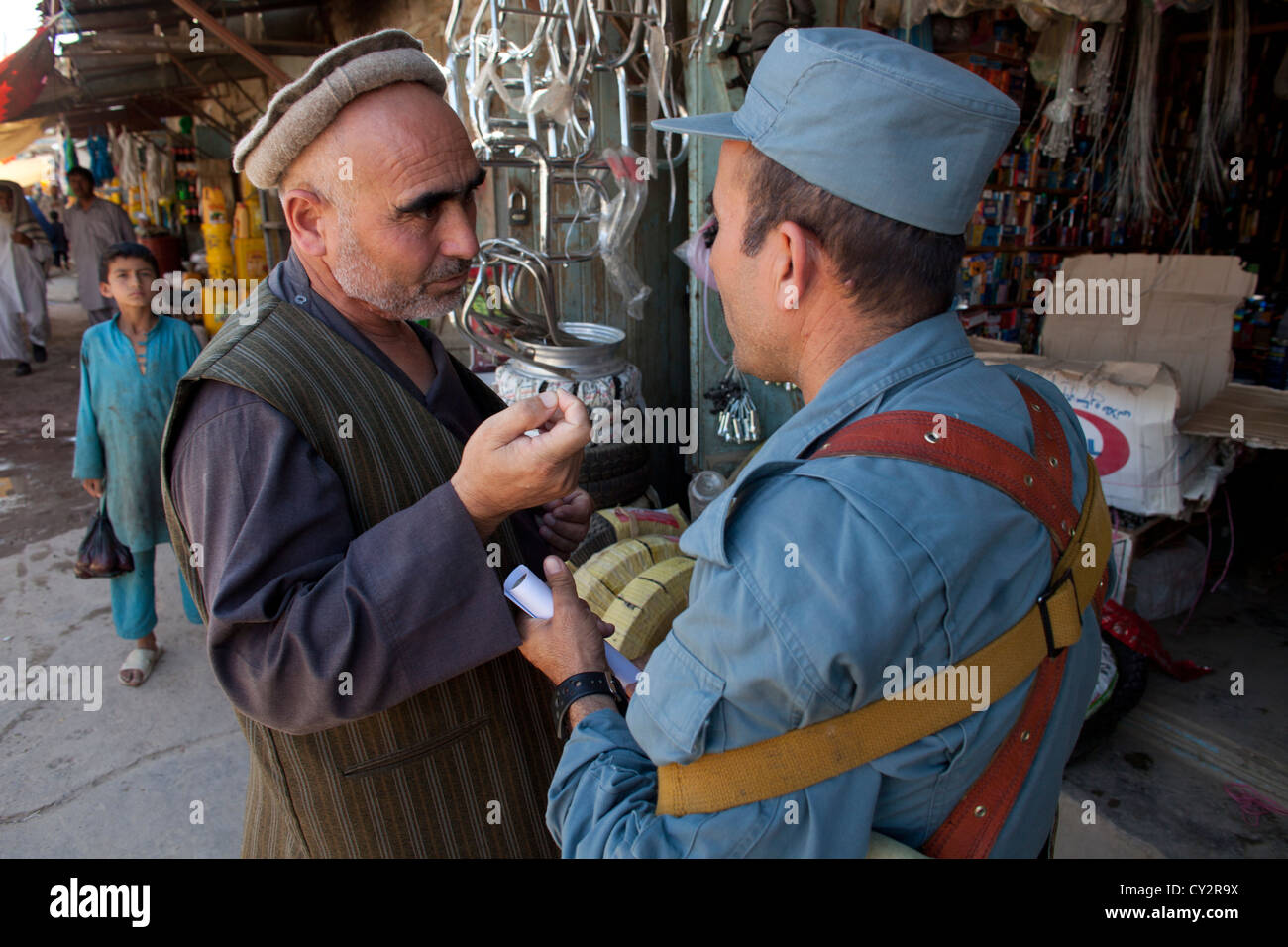 Polizia nazionale afgana ufficiali di pattuglia a piedi in Khanabad, Kunduz. Militare olandese sono loro vigilanza. Foto Stock