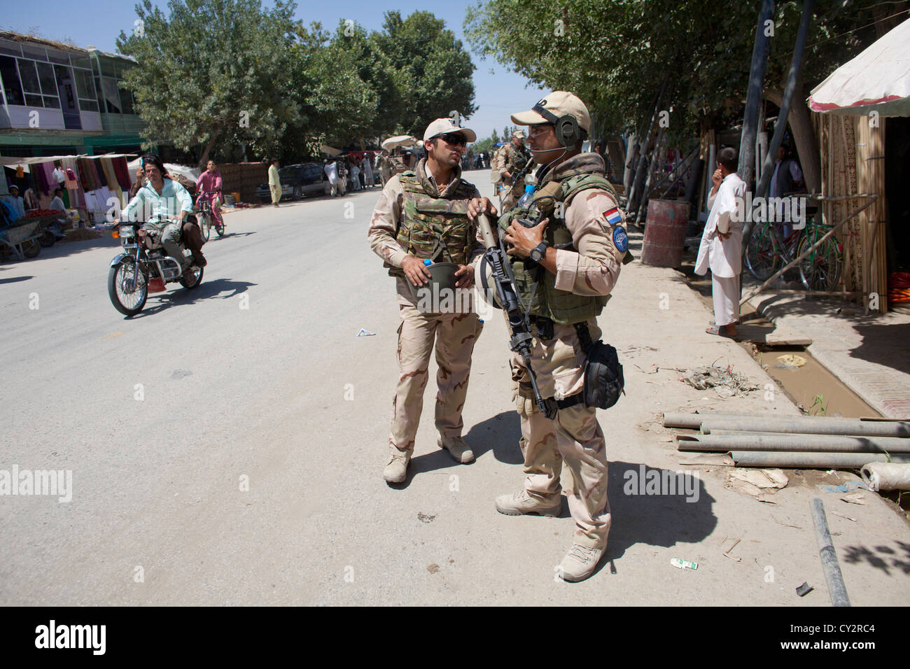 La polizia olandese le guide a piedi con patrol Afghan ufficiali della polizia di Kunduz Foto Stock