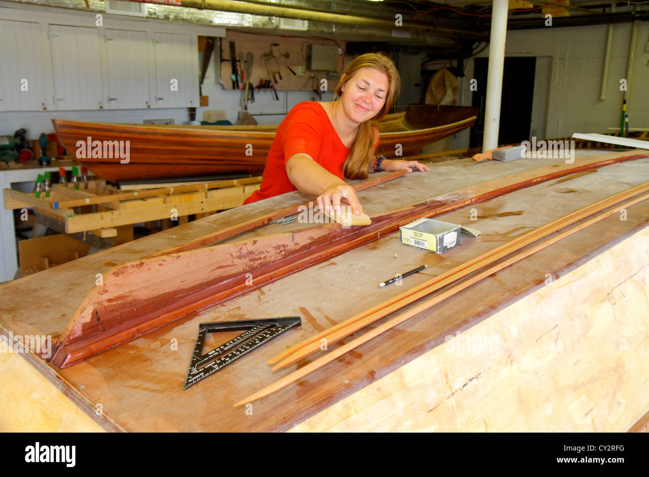 Cape Cod Massachusetts, Hyannis, Cape Cod Maritime Museum, donne donne donne, costruzione di barche classe, MA120817027 Foto Stock