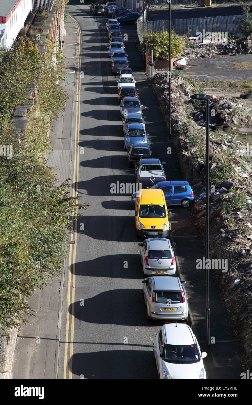 Lunga fila di automobili parcheggiate con ombre Newcastle, North East England Regno Unito Foto Stock