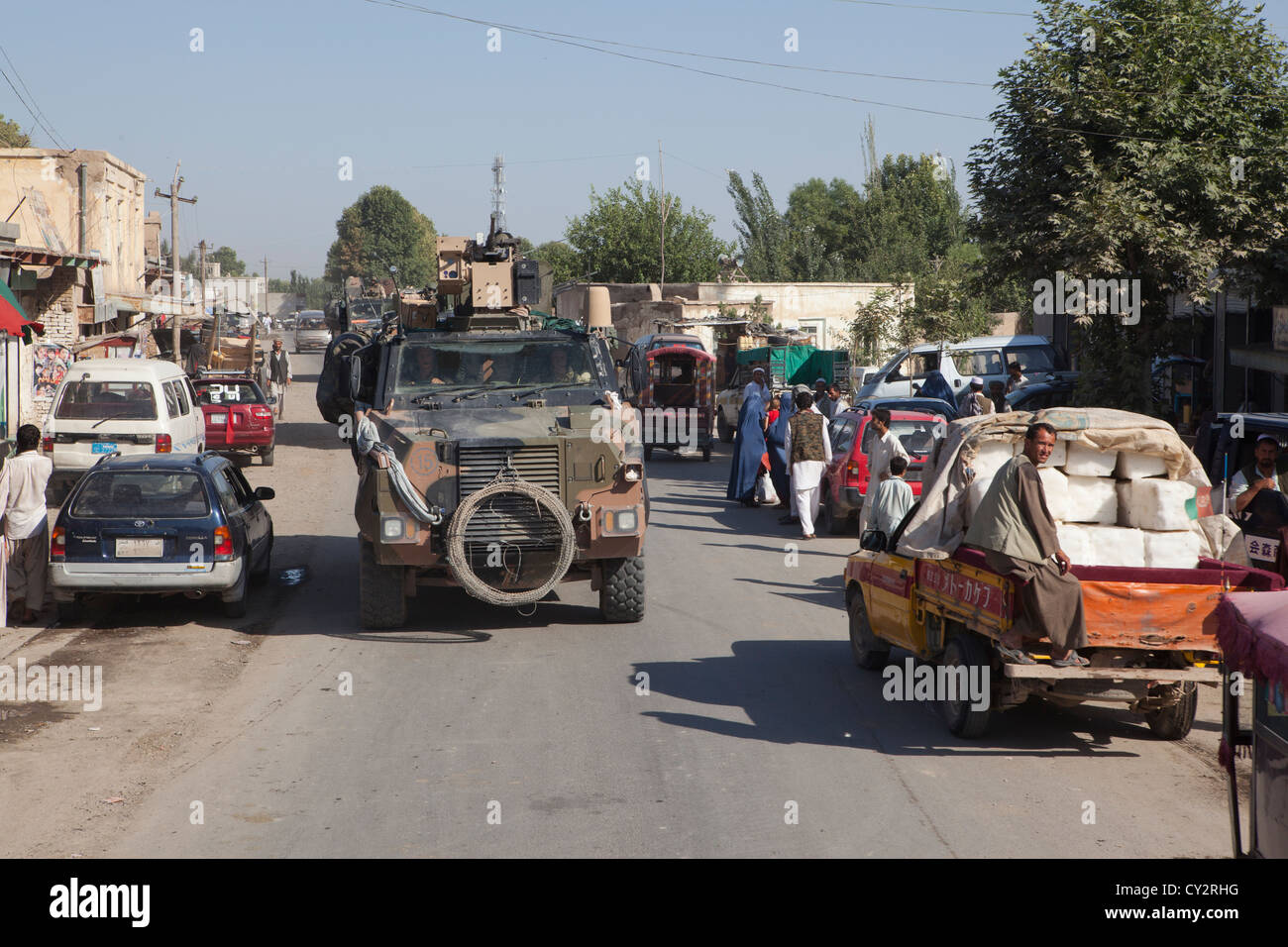 Olandese convoglio militare sul suo modo da Kunduz a Khanabad Foto Stock