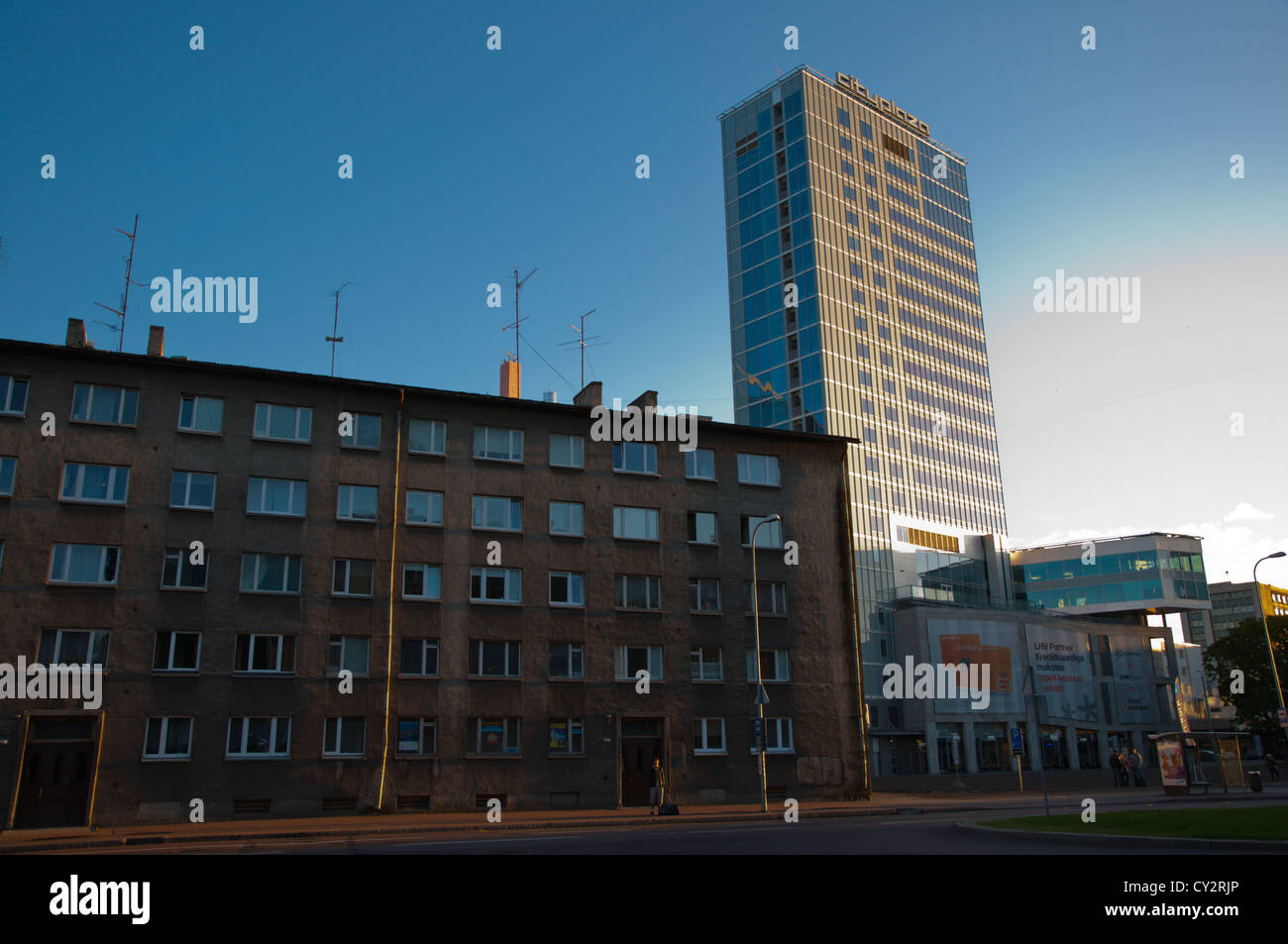 Edilizia residenziale e City Plaza ufficio edificio lungo Gonsiori street Kesklinn Central Tallinn Estonia Europa Foto Stock