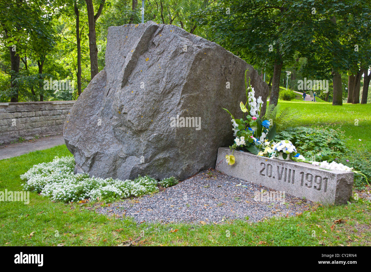 Lapide commemorativa per il 20 agosto 1991 quando l'Estonia si è staccata dalla ex Unione Sovietica nel parco Toompark Tallinn Estonia Foto Stock