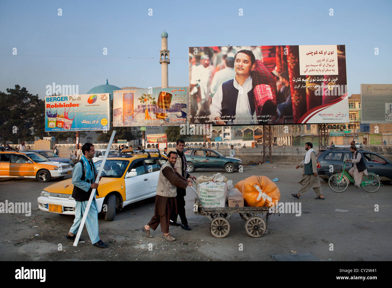 Affissioni con telefono cellulare pubblicità in Afghanistan Foto Stock