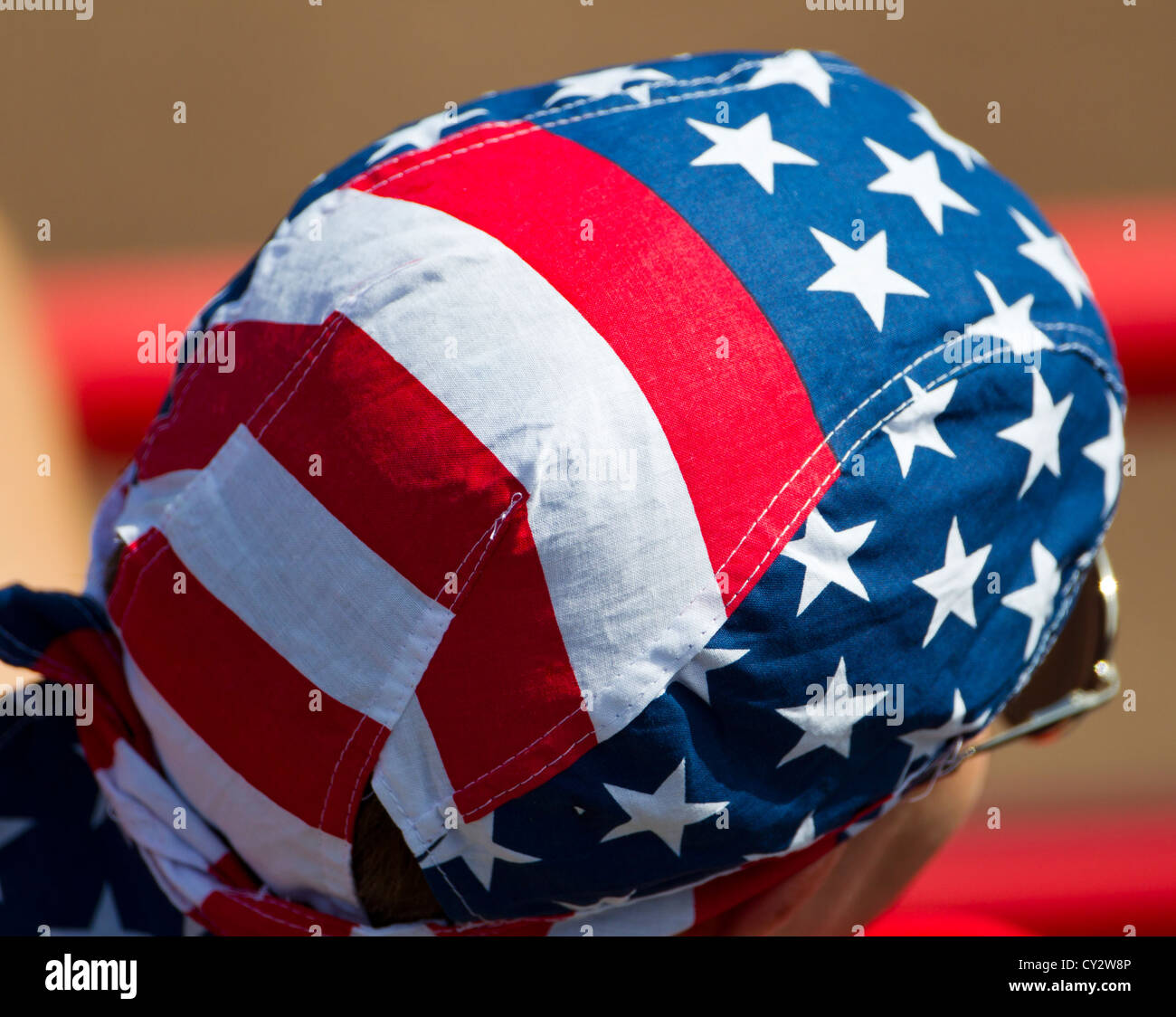 Un uomo che indossa una bandana progettato come una bandiera americana Foto  stock - Alamy