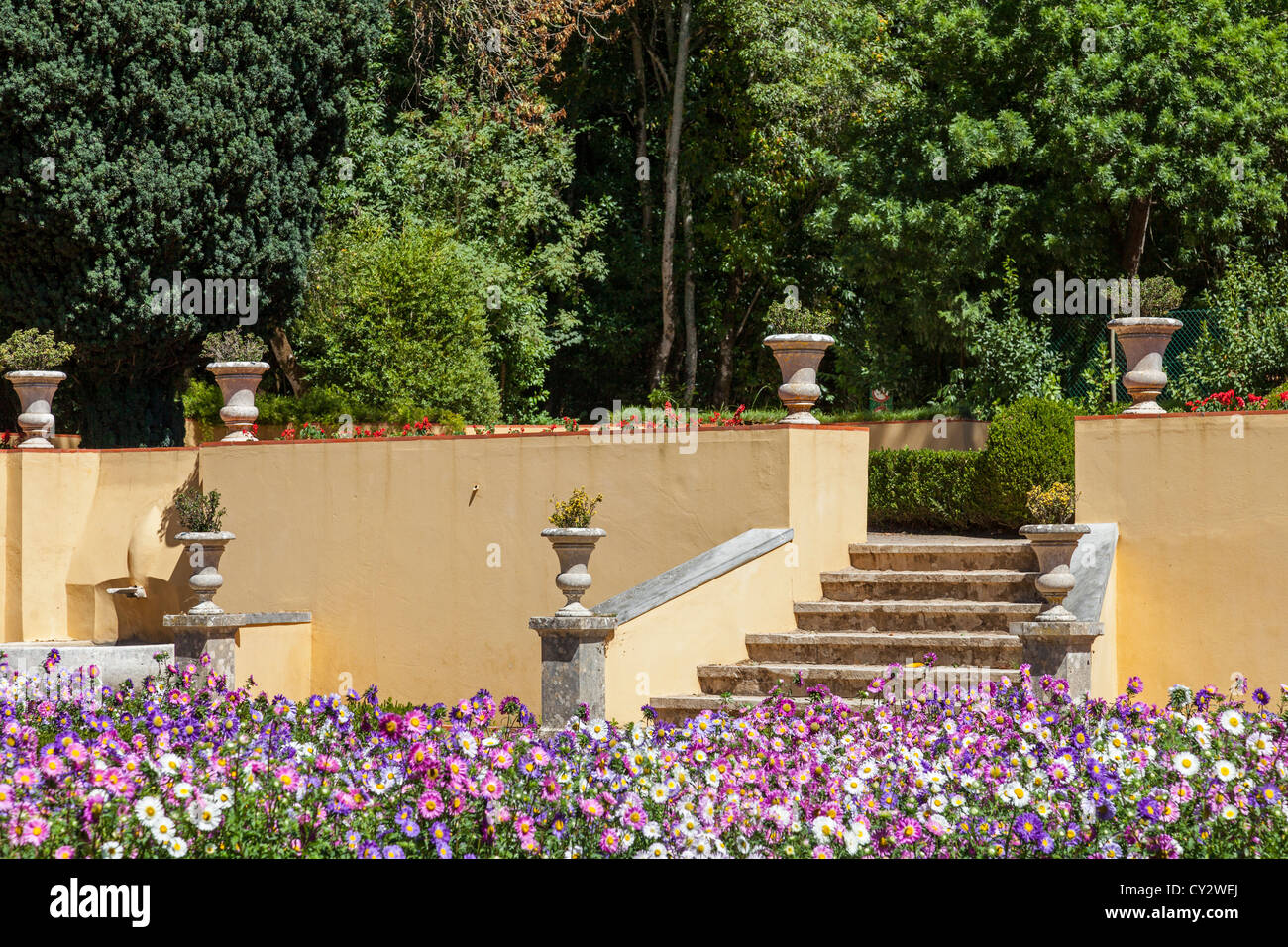 Vista del Jardim do Cerco (Cerco giardino), un edificio del xviii secolo giardino barocco accanto al palazzo di Mafra. Mafra, Portogallo Foto Stock