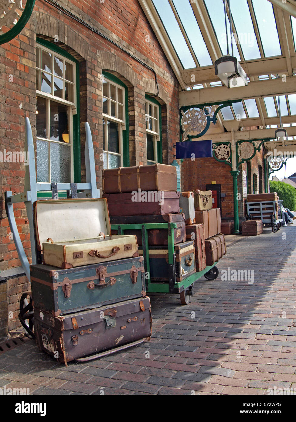 Bagagli pronti per essere caricati su un treno a vapore a Sheringham station in North Norfolk Norfolk Inghilterra Foto Stock