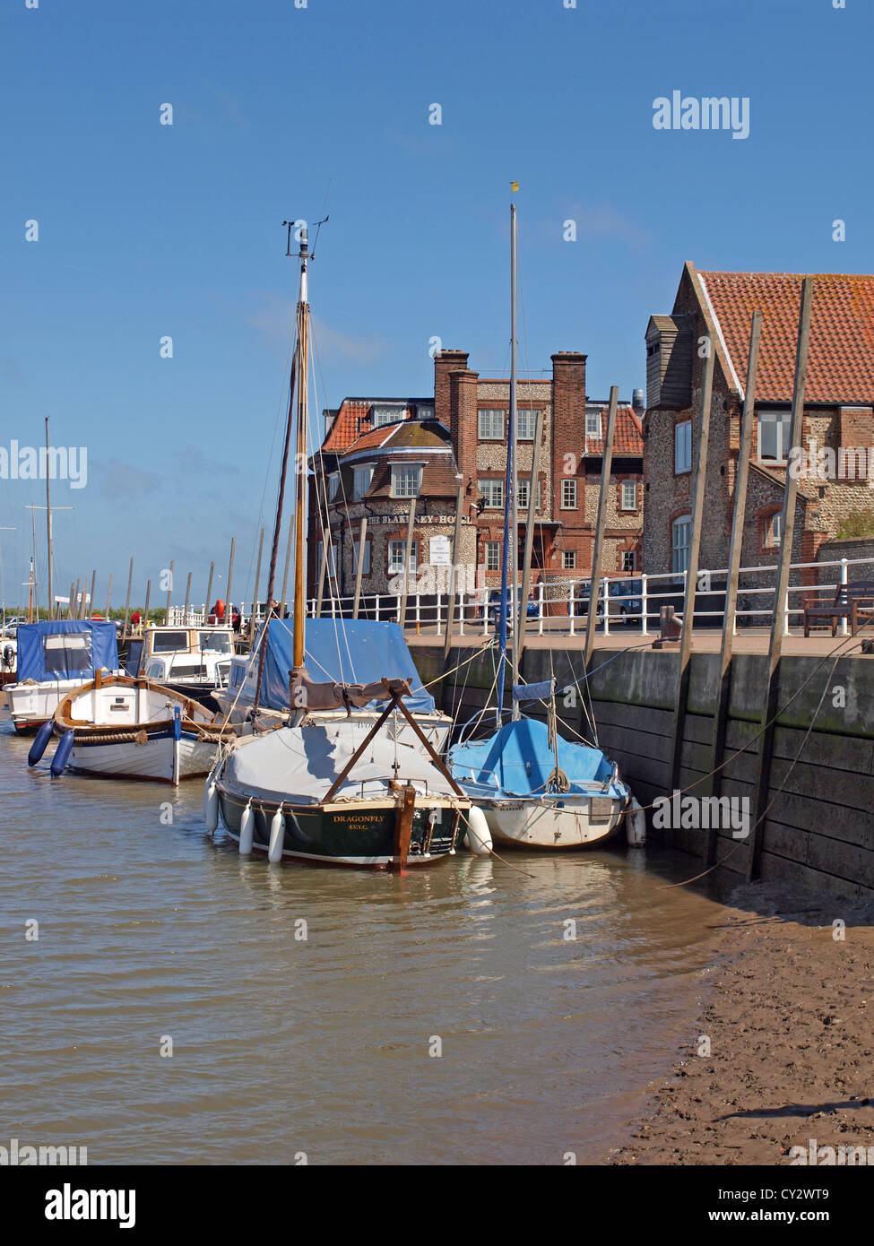 A filamento barche sul fango appartamenti a bassa marea Blakeney Quay Foto Stock