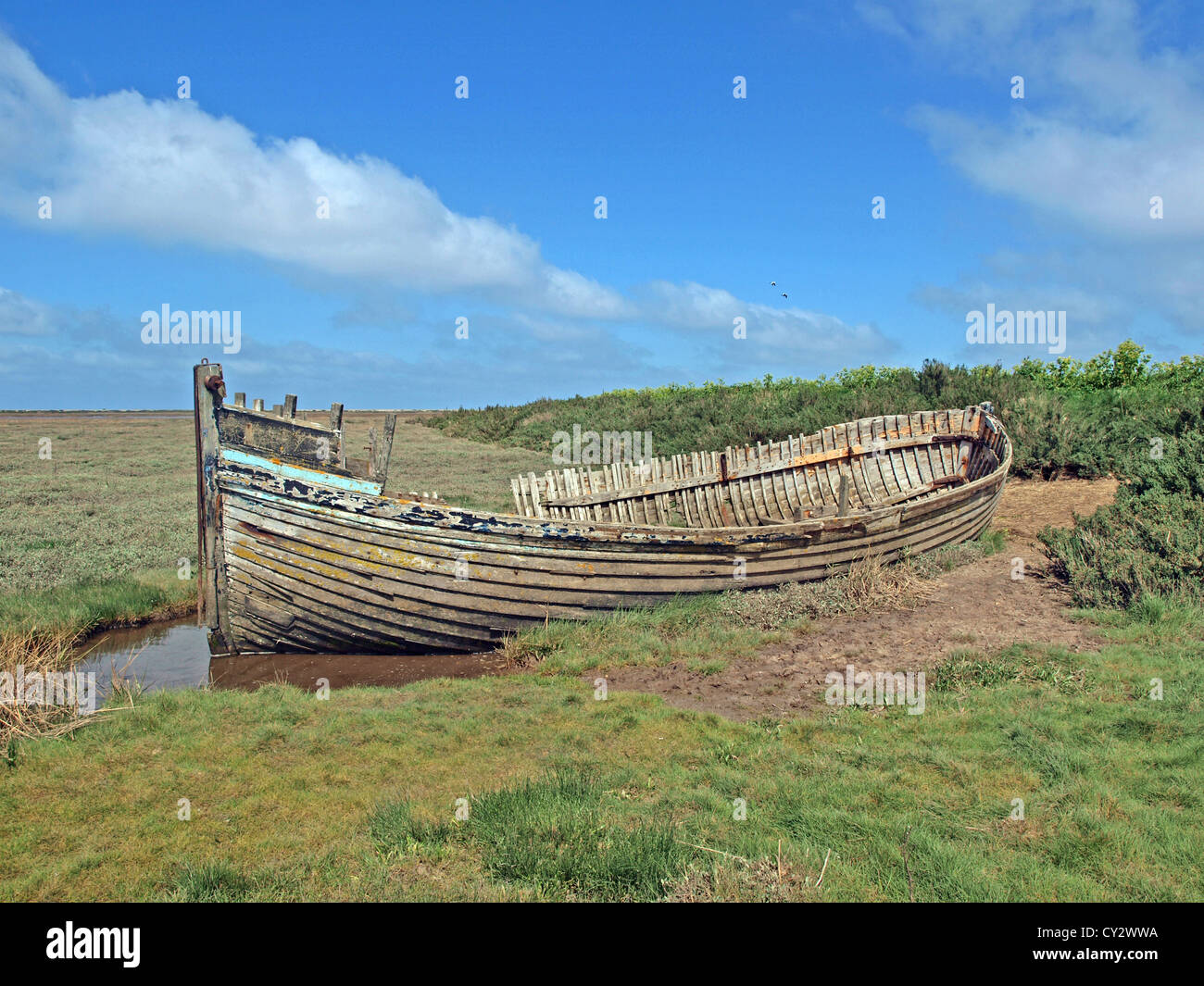 Il relitto di un abbandonato la pesca in barca sulle barene a Blakeney Norfolk Inghilterra Foto Stock
