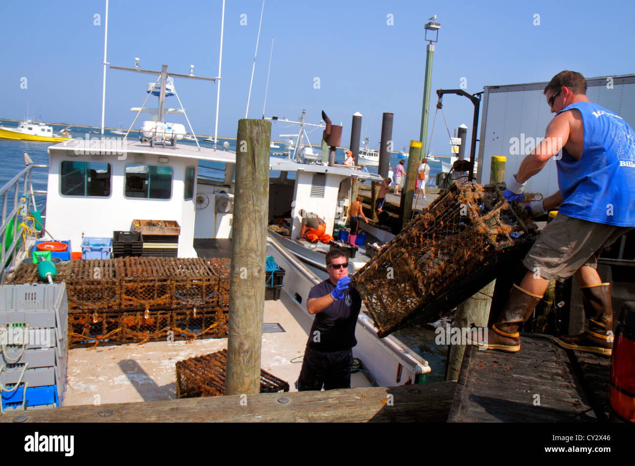 Cape Cod Massachusetts, Chatham, Shore Road, Chatham Pier, trappole di aragosta, barca da pesca commerciale, uomo uomini maschio adulti, lavoratori di lavoro lavoratori, em Foto Stock