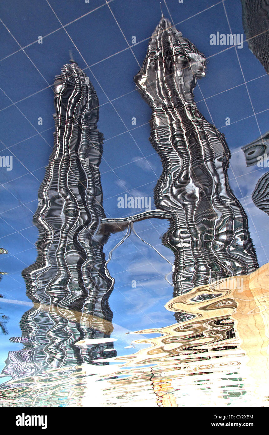 Petronas Towers riflettendo in acqua di Kuala Lumpur in Malesia Foto Stock
