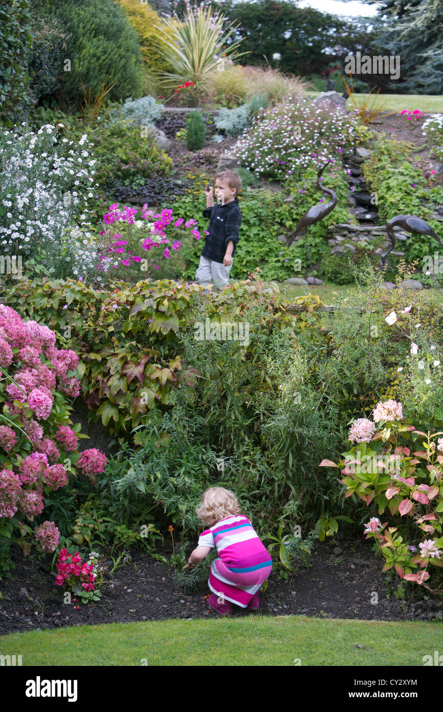 Bambini che giocano in giardino immagini e fotografie stock ad alta ...