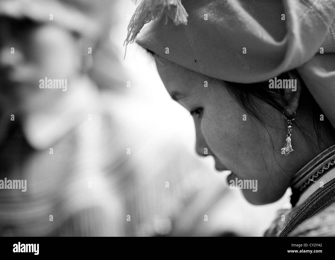 Fiore donna Hmong con un velo, SAPA, Vietnam Foto Stock