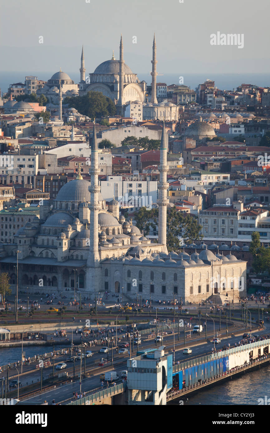 Nuruosmaniye (barocco) la moschea e la moschea di nuovo (in primo piano) a Istanbul Foto Stock