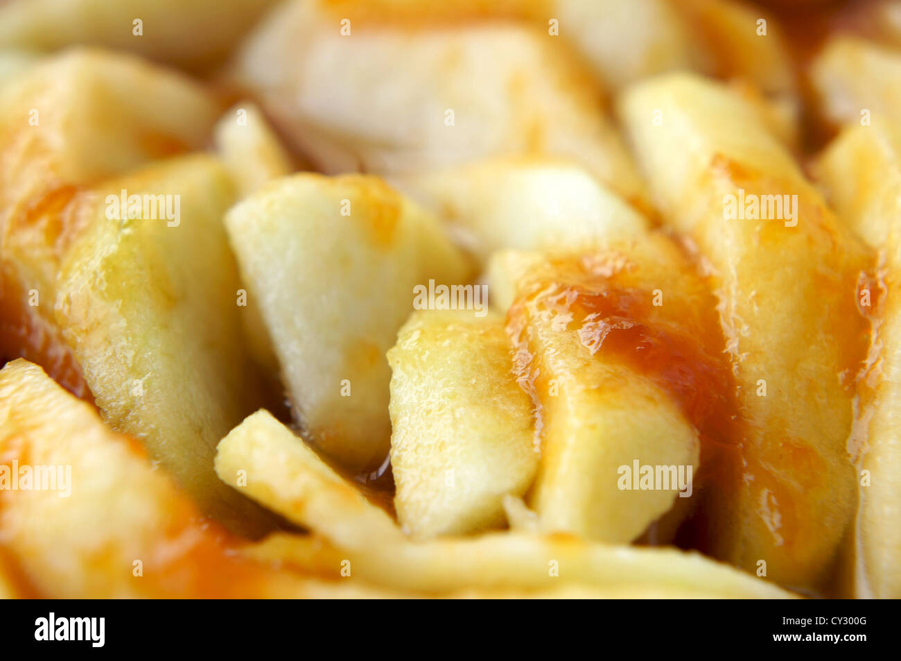 Vista ravvicinata di una fetta di torta di mele con frutta a fette e marmellata Foto Stock