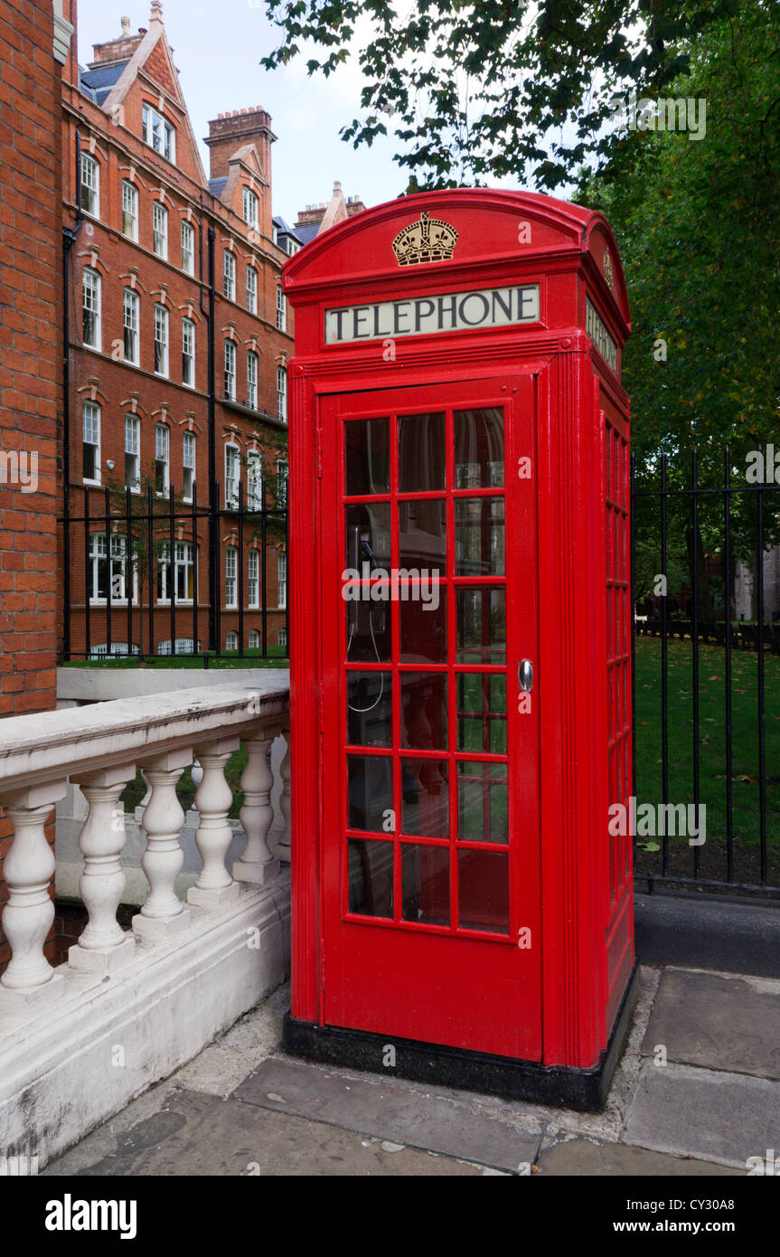 Telefono rosso scatola in luogo della cappella, Mayfair, Londra. Foto Stock