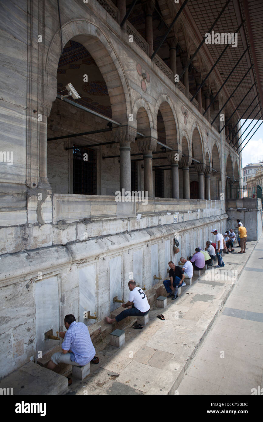Lavare i piedi prima di entrare nella "nuova" della moschea di Istanbul Foto Stock