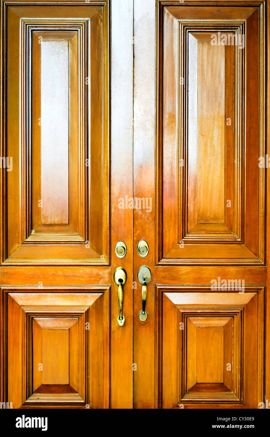 Close-up di pesante porta di legno con un design semplice Foto Stock