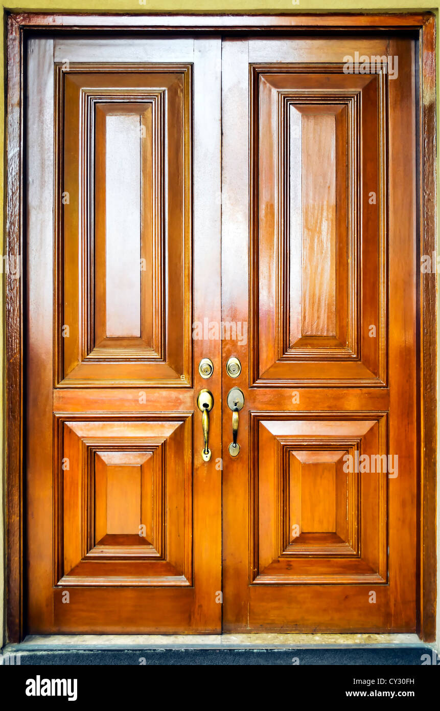 Close-up di pesante porta di legno con un design semplice Foto Stock