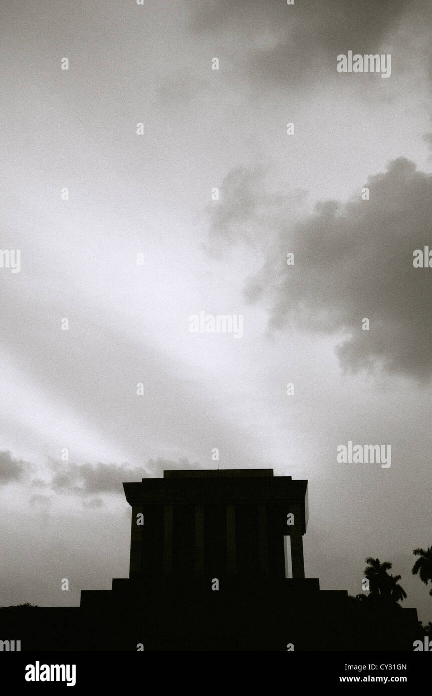 Mausoleo di Ho chi minh ad Hanoi nel Vietnam in estremo oriente Asia sudorientale. history memorial cielo cielo di nuvole di notte al tramonto tramonto viaggio drammatico Foto Stock