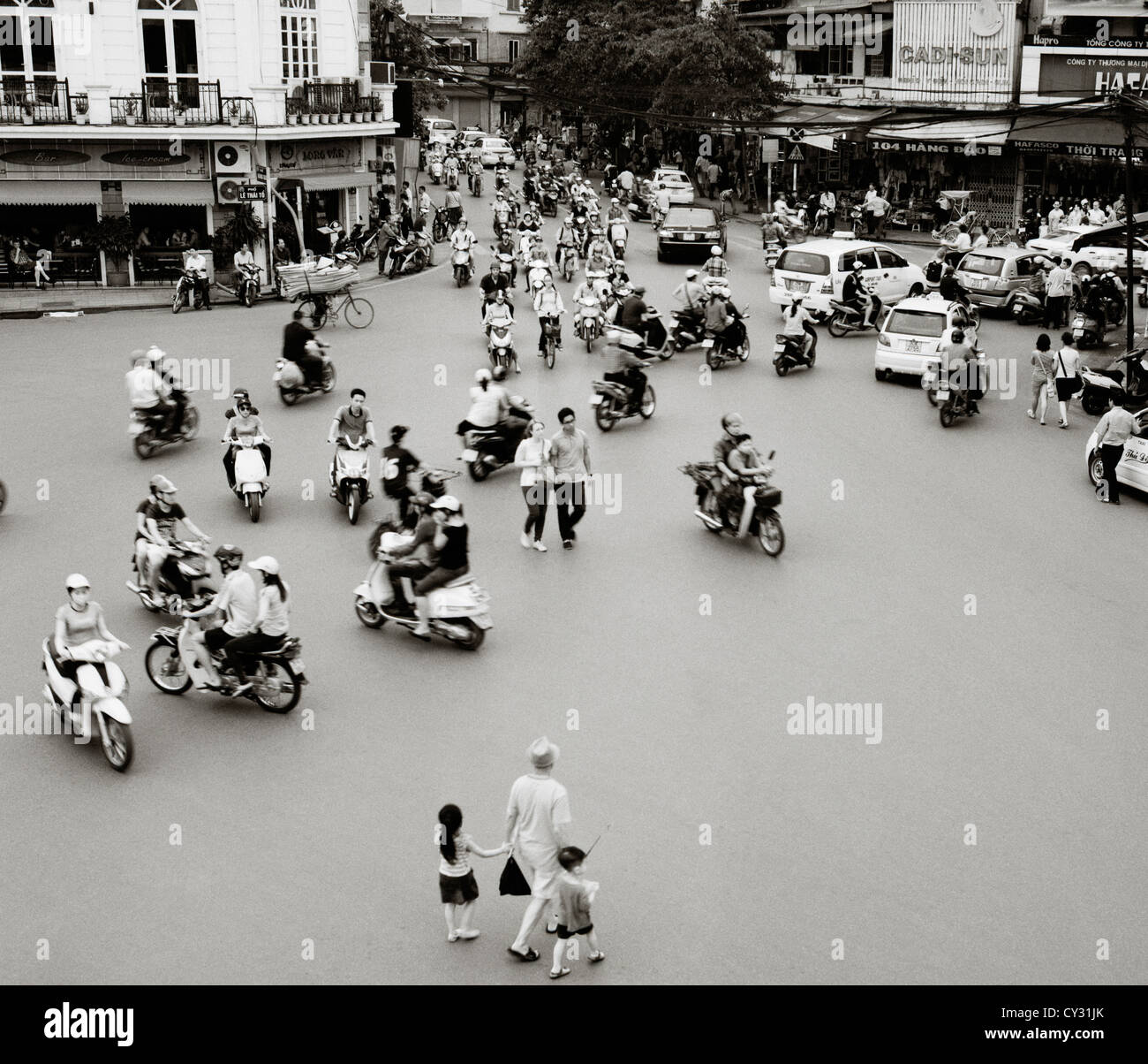 Su strada e il traffico della strada nella città vecchia di Hanoi nel Vietnam in estremo oriente Asia sudorientale. moderno congestione inceppamento scooter Vespa auto viaggi di trasporto Foto Stock