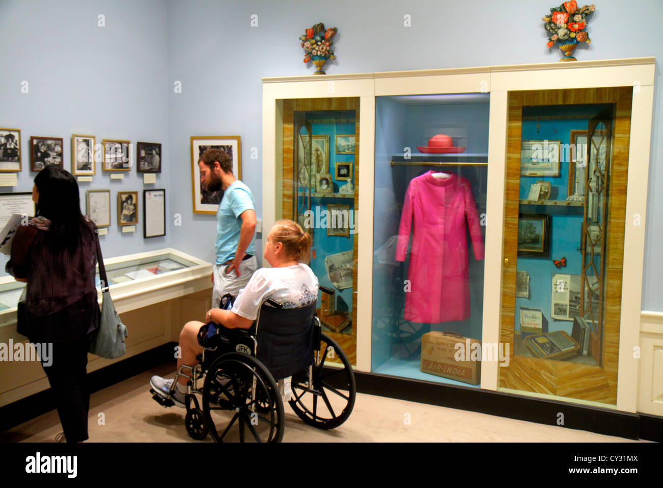 Boston Massachusetts,South Boston,JFK,John F. Kennedy Presidential Library & Museum,mostra collectionJackie,donna femminile,sedia a rotelle, Foto Stock