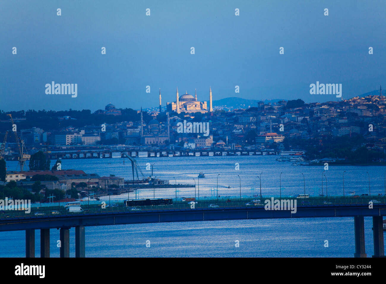 Vista da "Pierre Loti' Viewpoint, guardando il Golden Horn, Istanbul Foto Stock