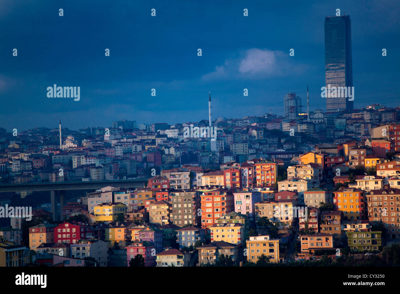 Vista da "Pierre Loti' Viewpoint, guardando il Golden Horn, Istanbul Foto Stock