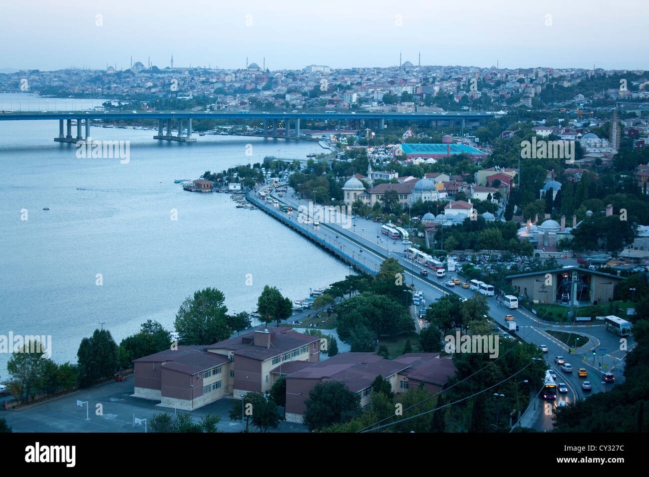 Vista da "Pierre Loti' Viewpoint, guardando il Golden Horn, Istanbul Foto Stock