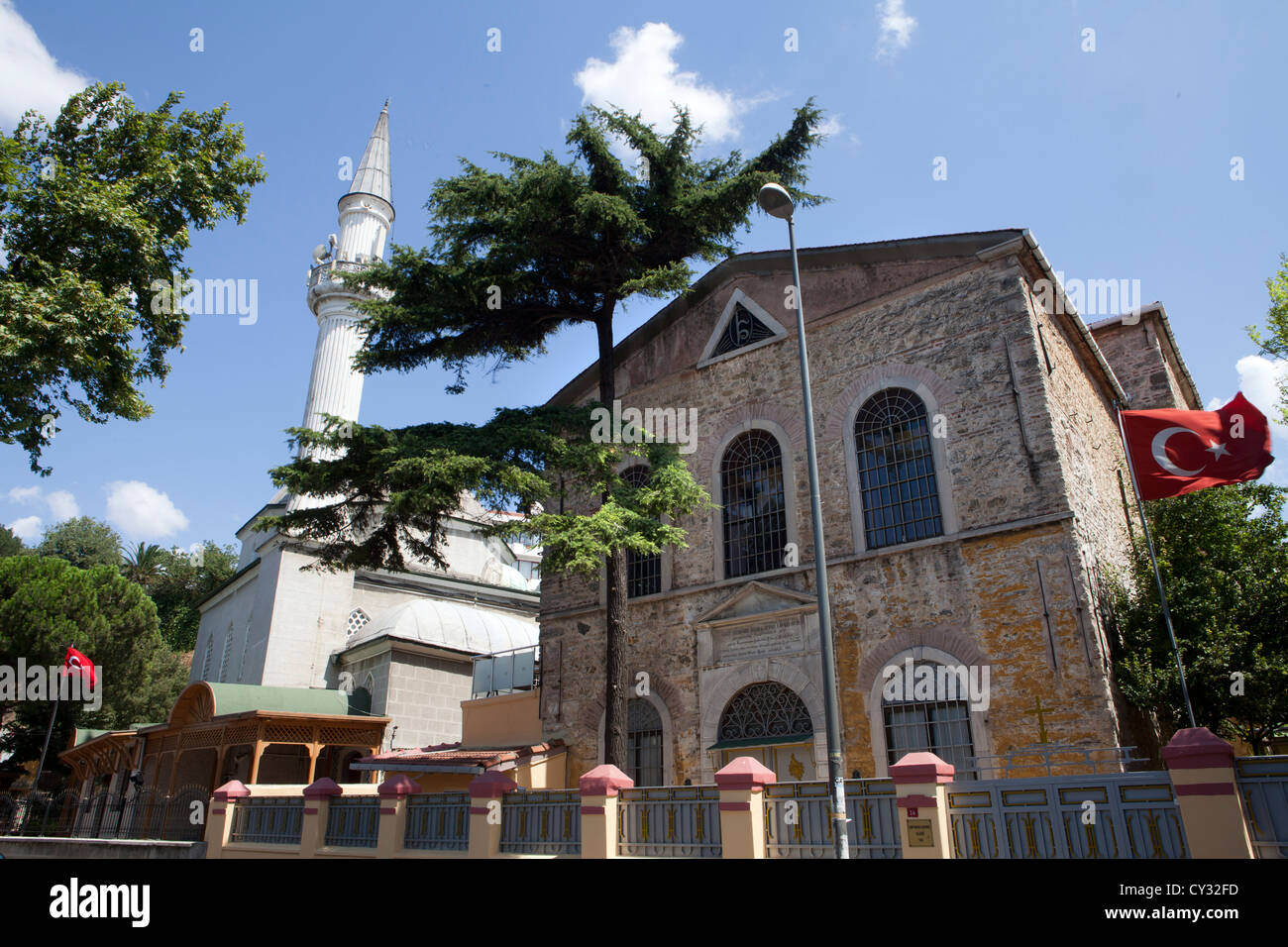 La moschea e la chiesa sul lato Asiatico di Istanbul Foto Stock