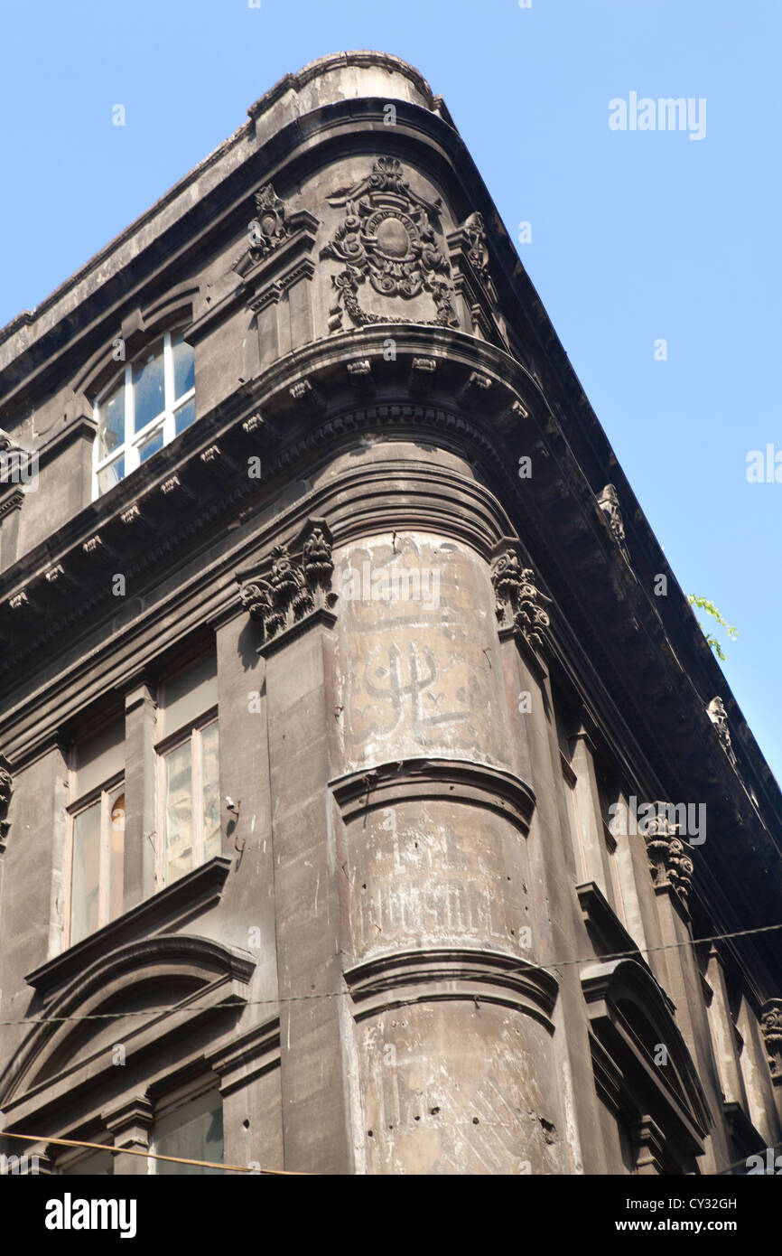 Il vecchio edificio in Istanbul con l'arabo, romana e script di greco Foto Stock