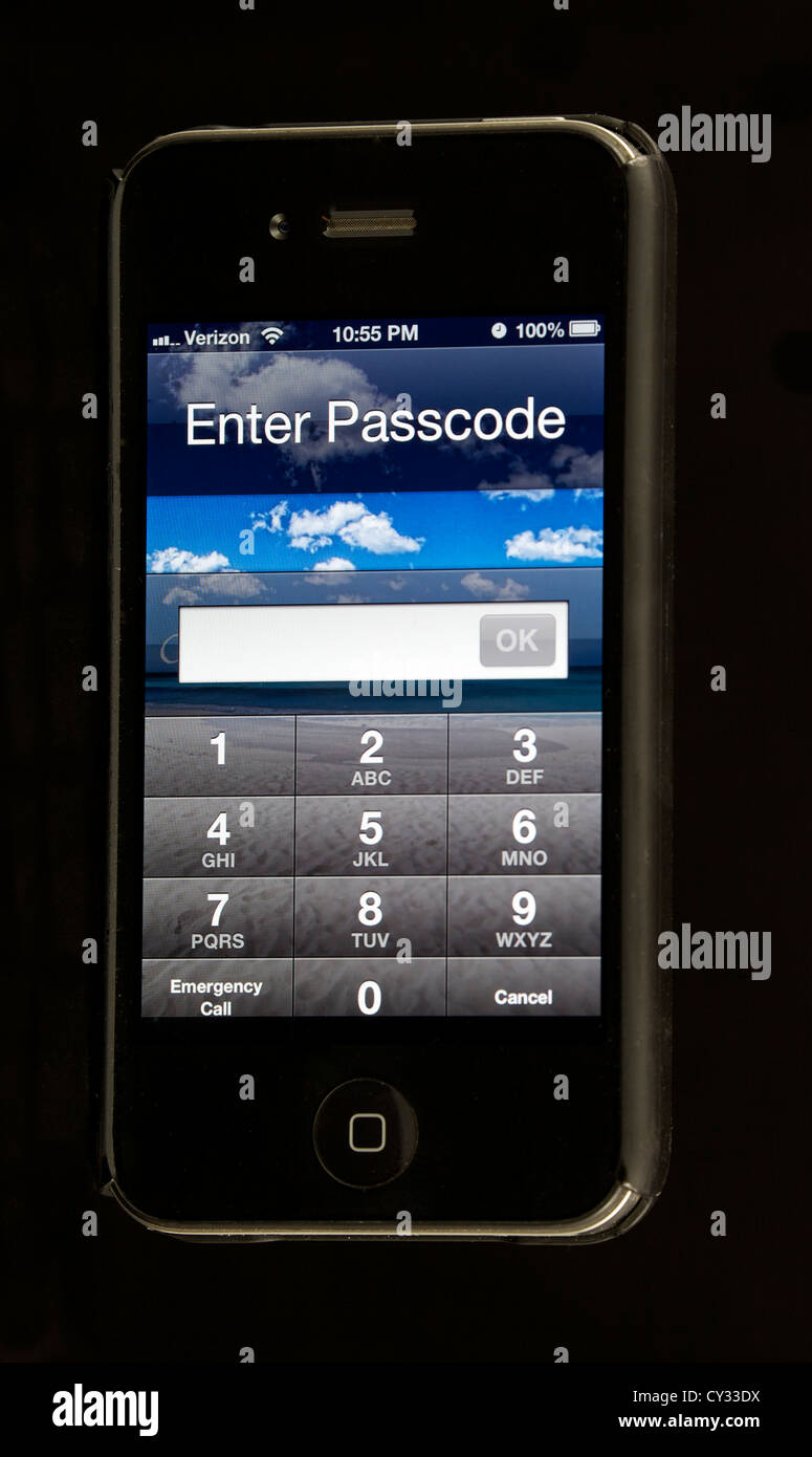 IPhone nero su uno sfondo nero. La schermata iniziale è la richiesta del codice di accesso. Foto Stock