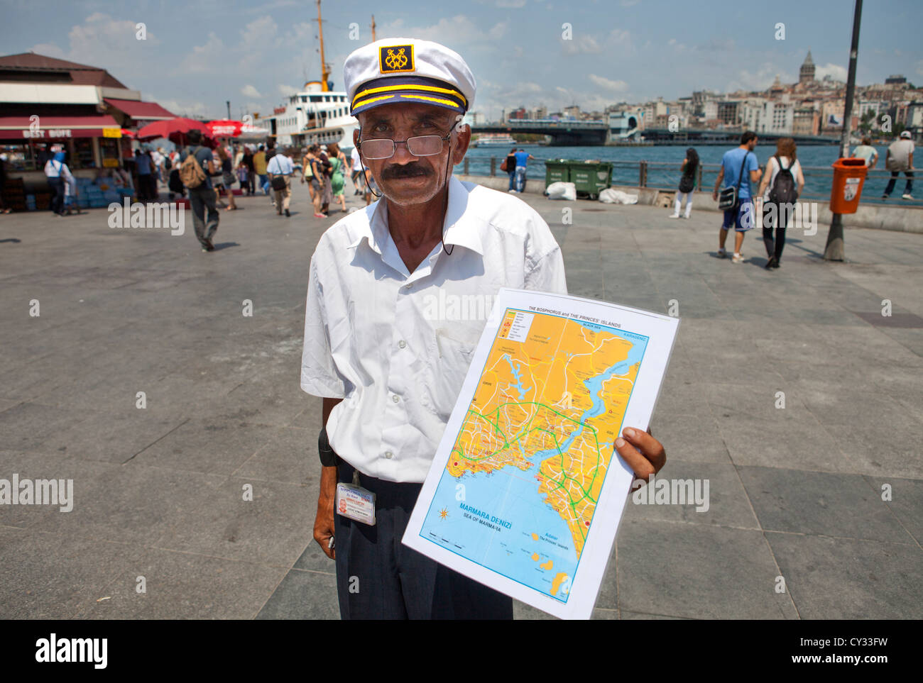 Il vecchio uomo nella vendita di crociere presso il Bosforo, Istanbul Foto Stock