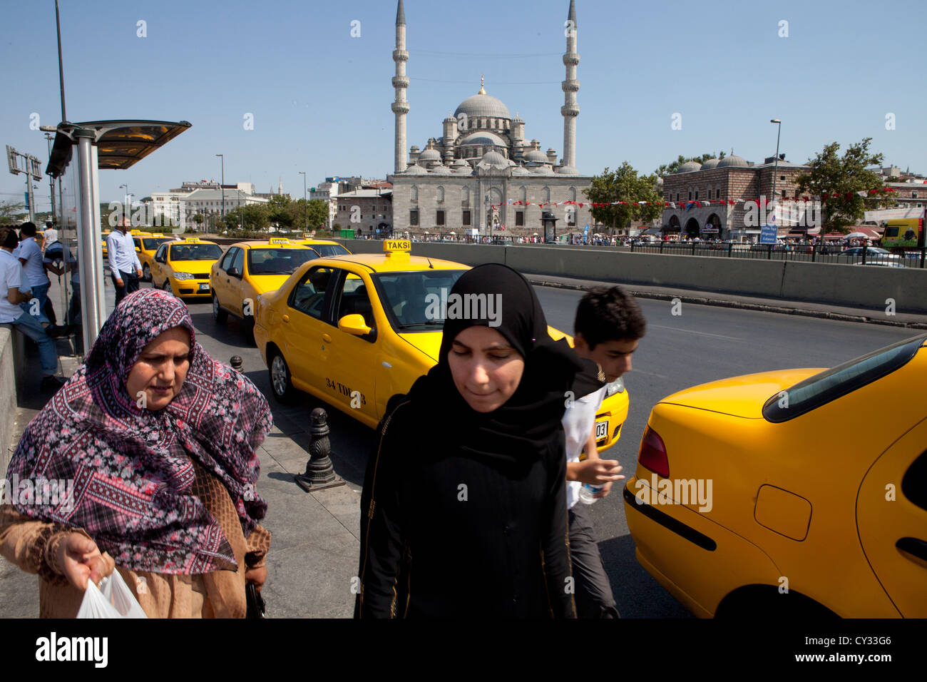 Le donne nella parte anteriore del 'nuova moschea di Istanbul Foto Stock