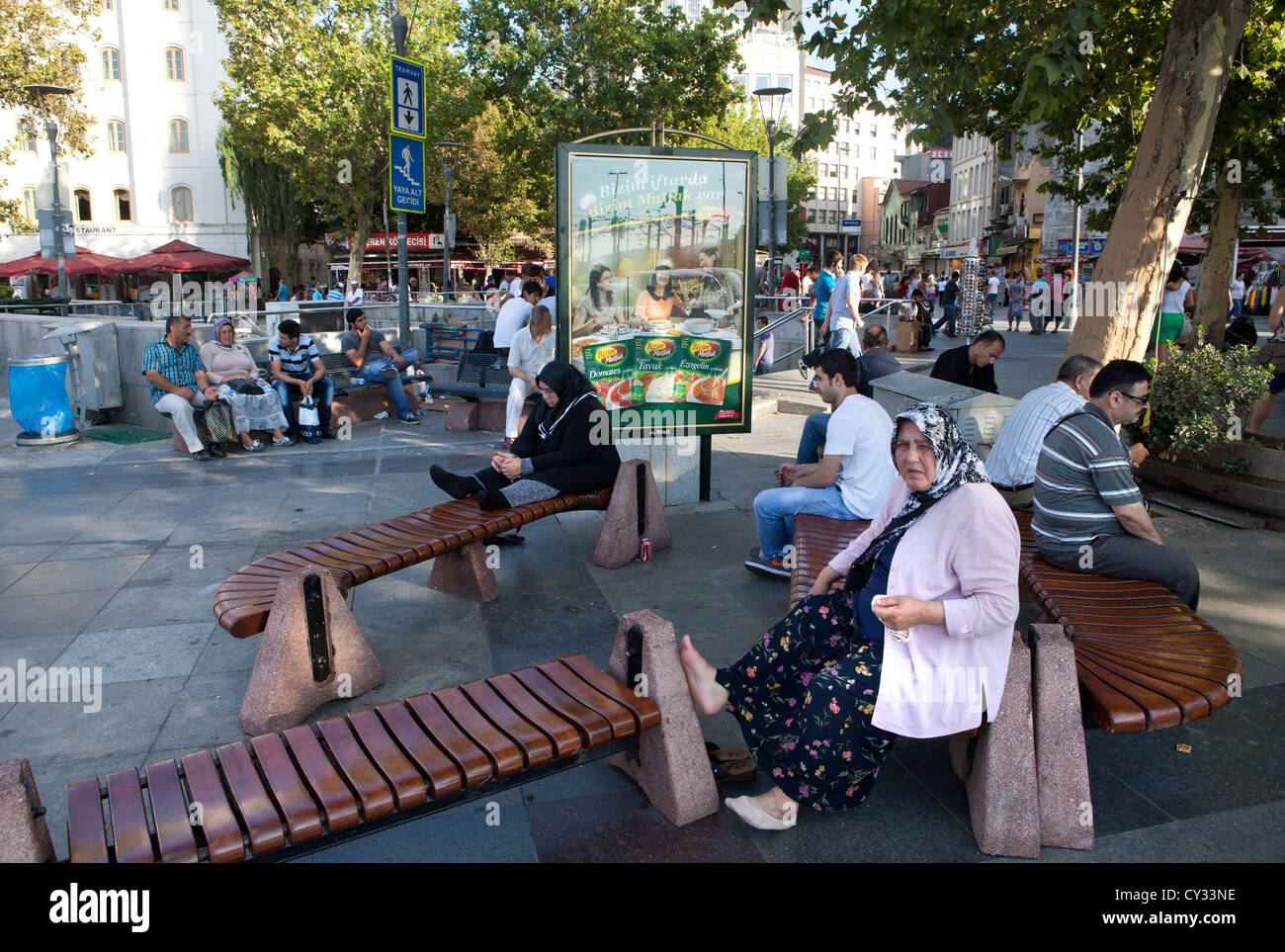 Persone in appoggio anteriore della nuova moschea, Istanbul Foto Stock