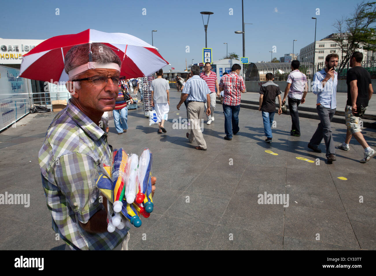 L'uomo vendita di ombrelloni in Istanbul Foto Stock