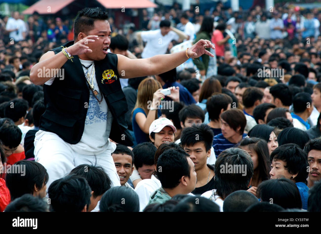 Uomo tailandese dal pubblico in trance, Wai Khru Tattoo Festival, Wat Phra Bang, provincia di Nakhon Pathom, Thailandia. © Kraig Lieb Foto Stock