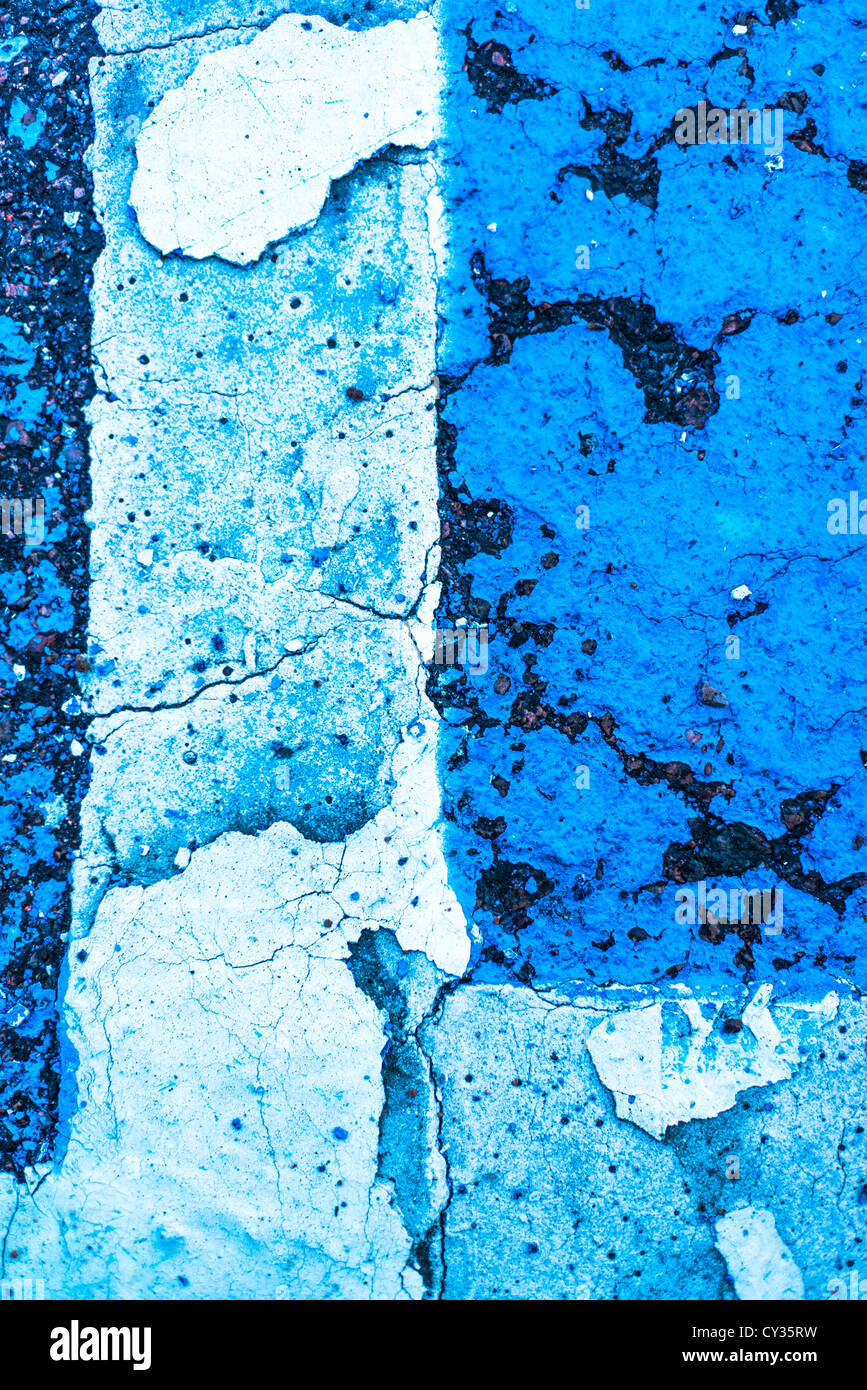 Linee bianche su blu vernice incrinato Foto Stock