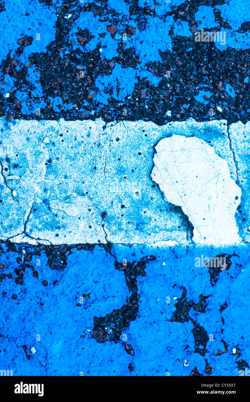 Linee bianche su blu vernice incrinato Foto Stock