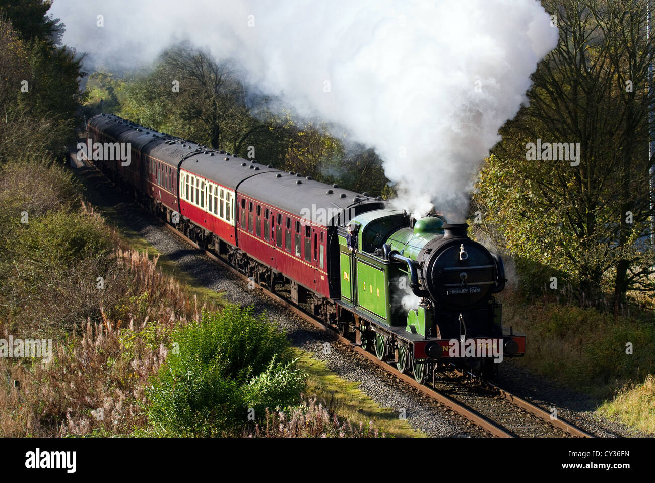 61306 British Railways 'Mayflower' 1940s LNER Thompson-classe B1 restaurata, motore acceso al regime del patrimonio in caso di vapore, Ramsbottom, Lancashire, Regno Unito Foto Stock