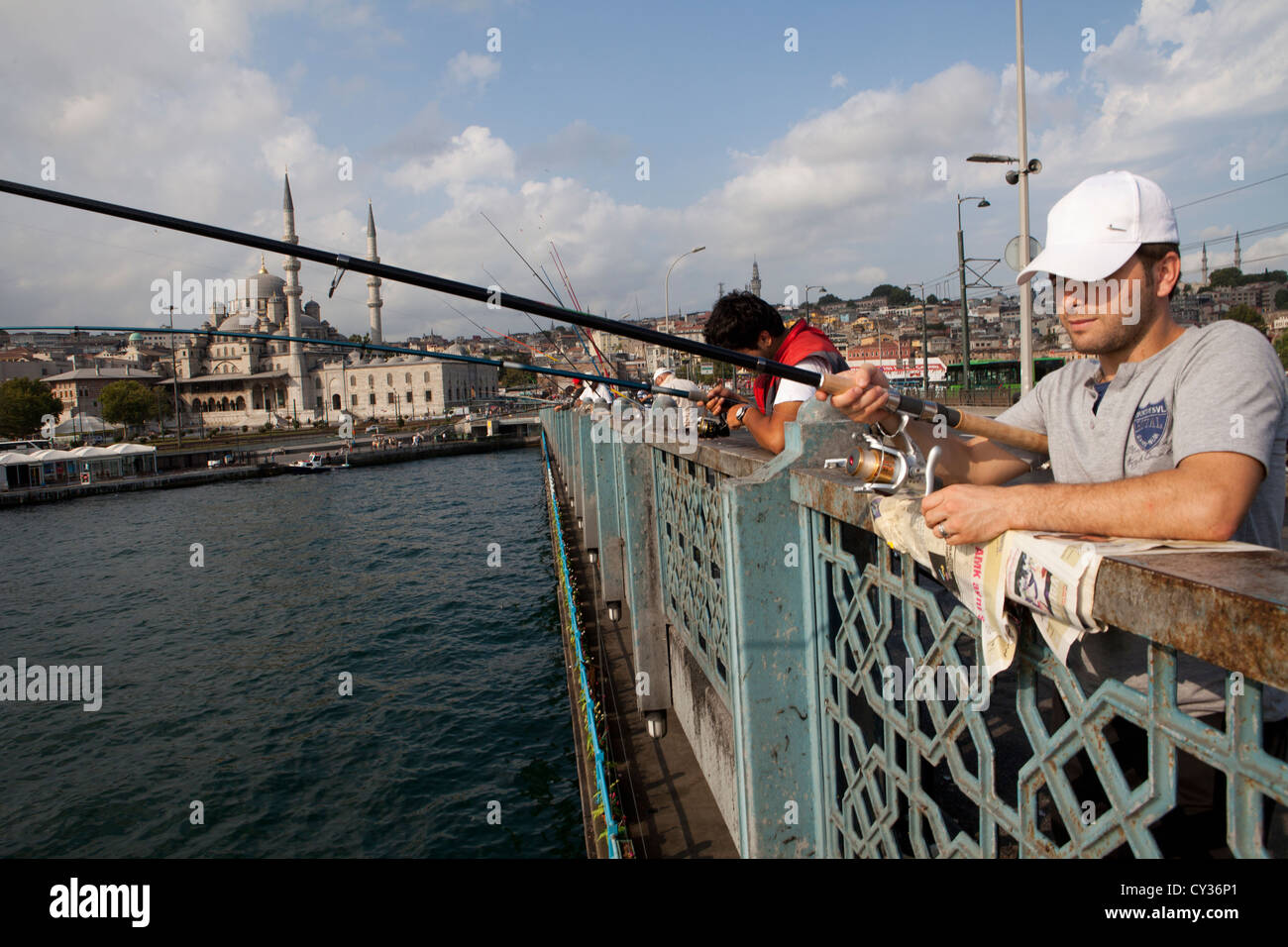 La pesca dal ponte Galata, Istanbul Foto Stock