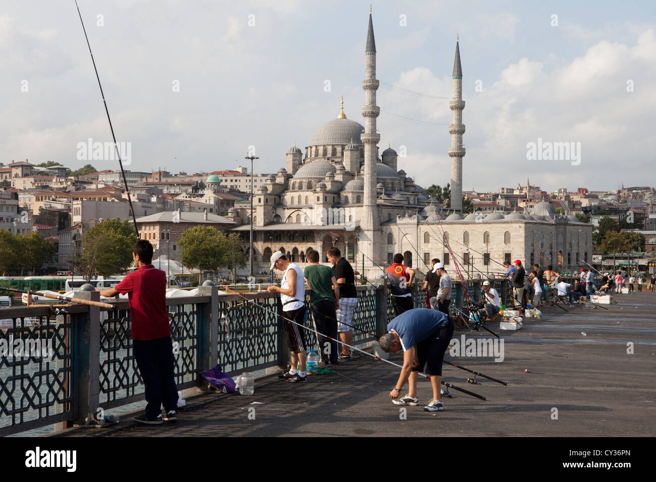 La pesca dal ponte Galata, Istanbul Foto Stock