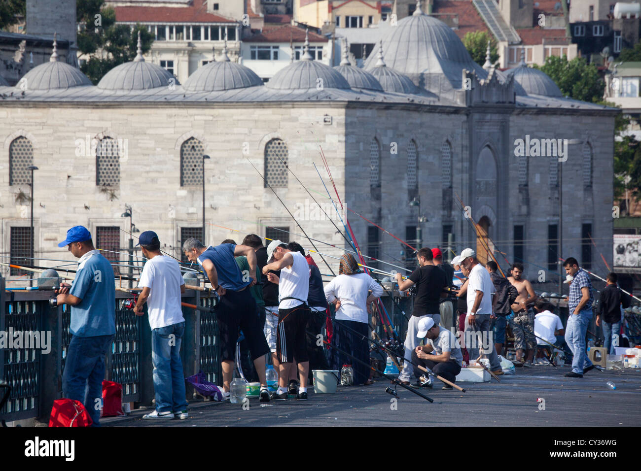 La pesca dal ponte Galata, Istanbul Foto Stock