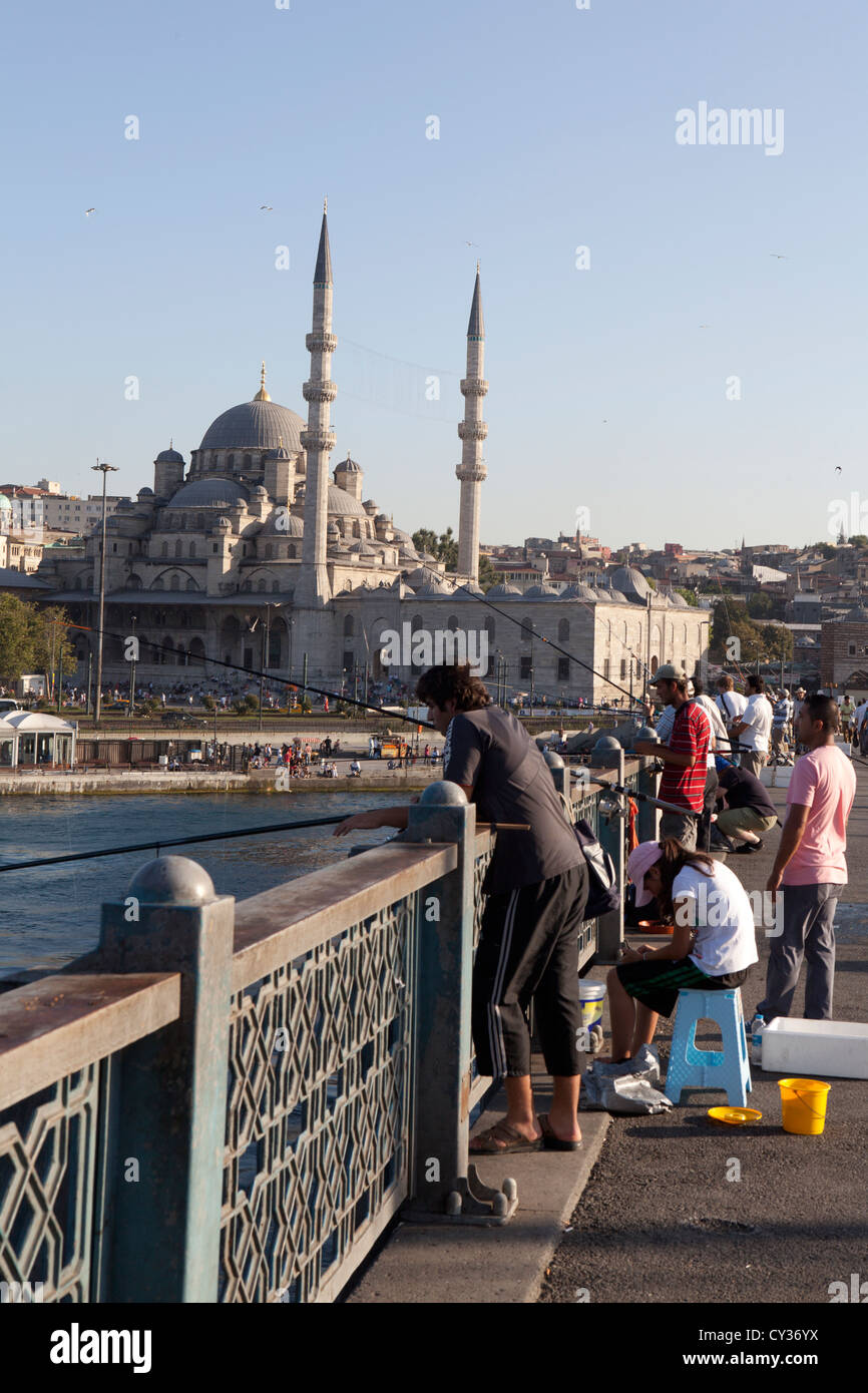 La pesca dal ponte Galata, Istanbul Foto Stock