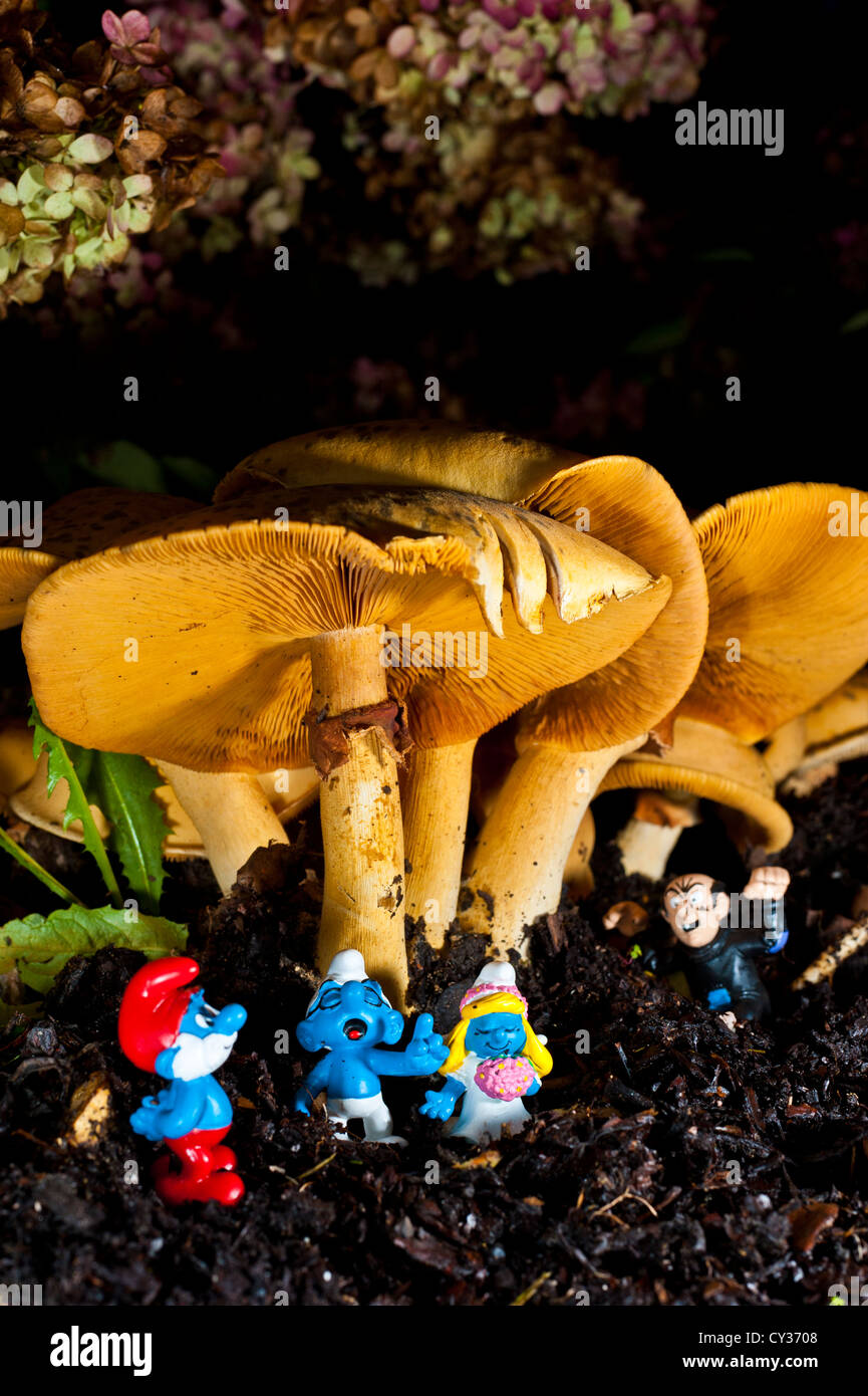 I Puffi sono riuniti per un matrimonio sotto un fungo con Gargamel nascondere in background Foto Stock