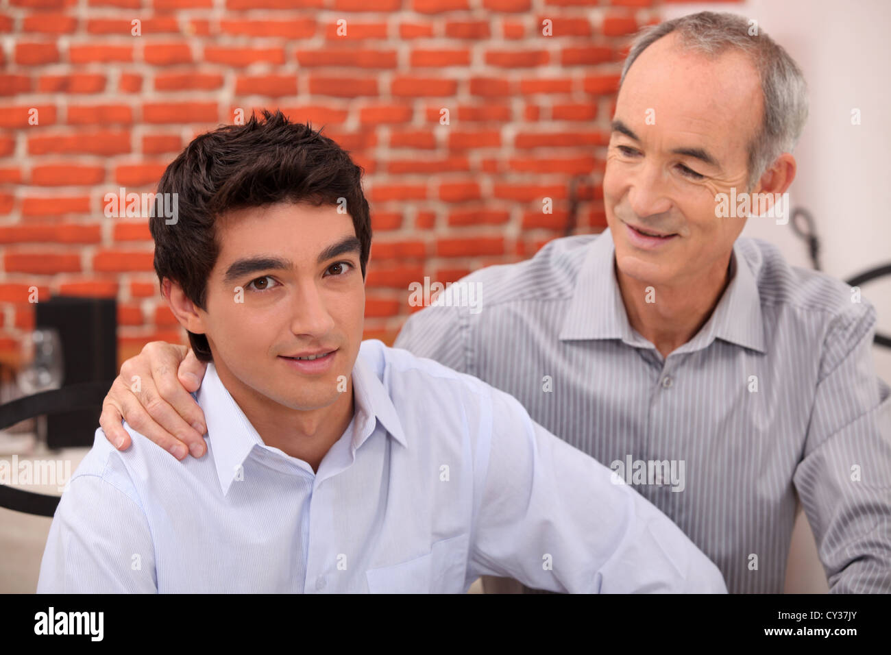 Uomo che sostengono la sua nipote Foto Stock