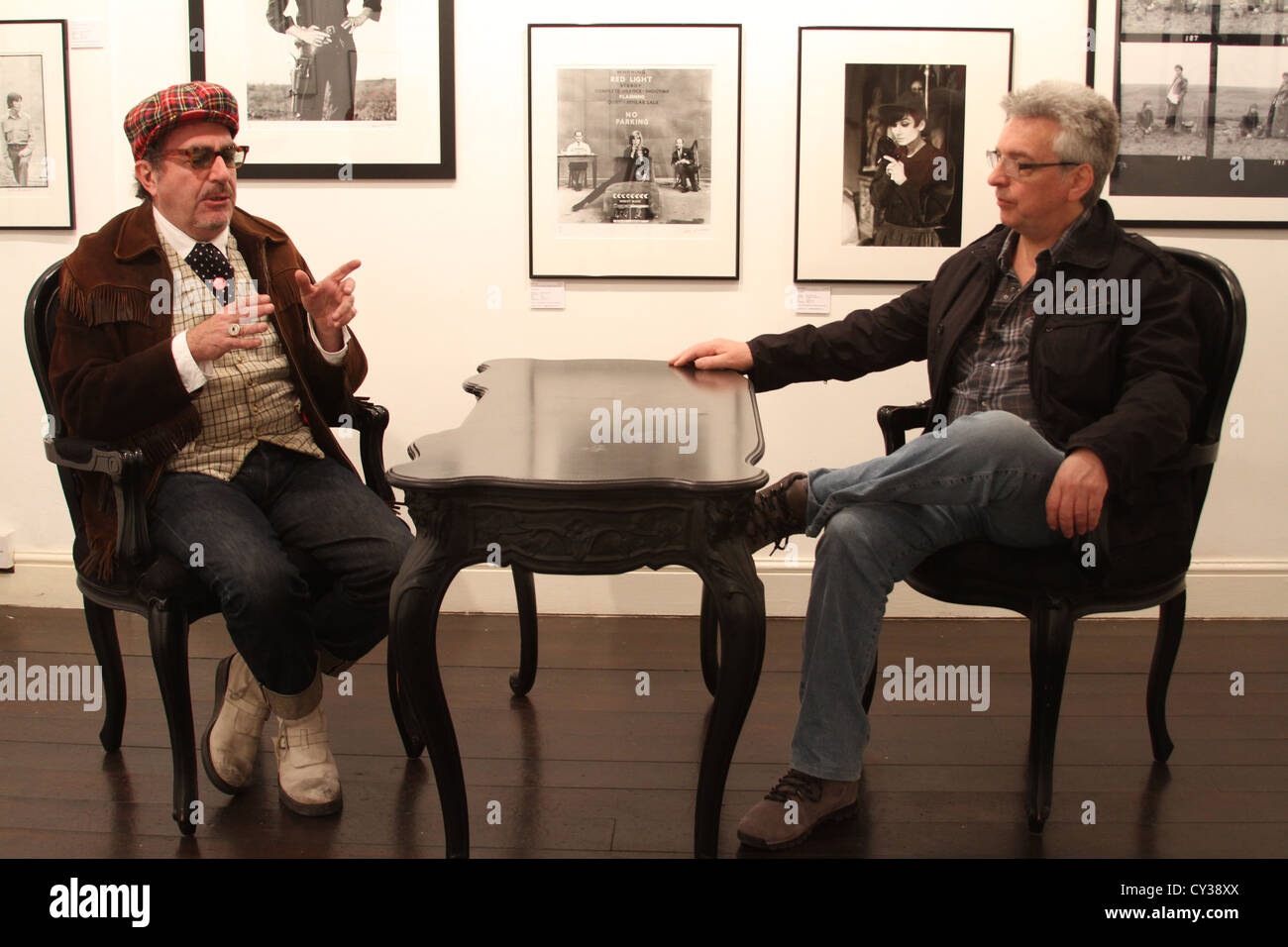 Roger Klein (sinistra) + Alan Holston nel seminterrato di 161 King's Road chiacchierare circa Dandie Fashions, Londra Foto Stock