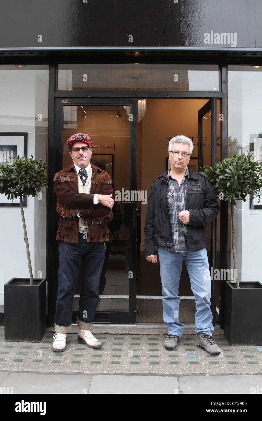 Roger Klein (sinistra) + Alan Holston davanti a 161 King's Road chiacchierare circa Dandie Mode Foto Stock