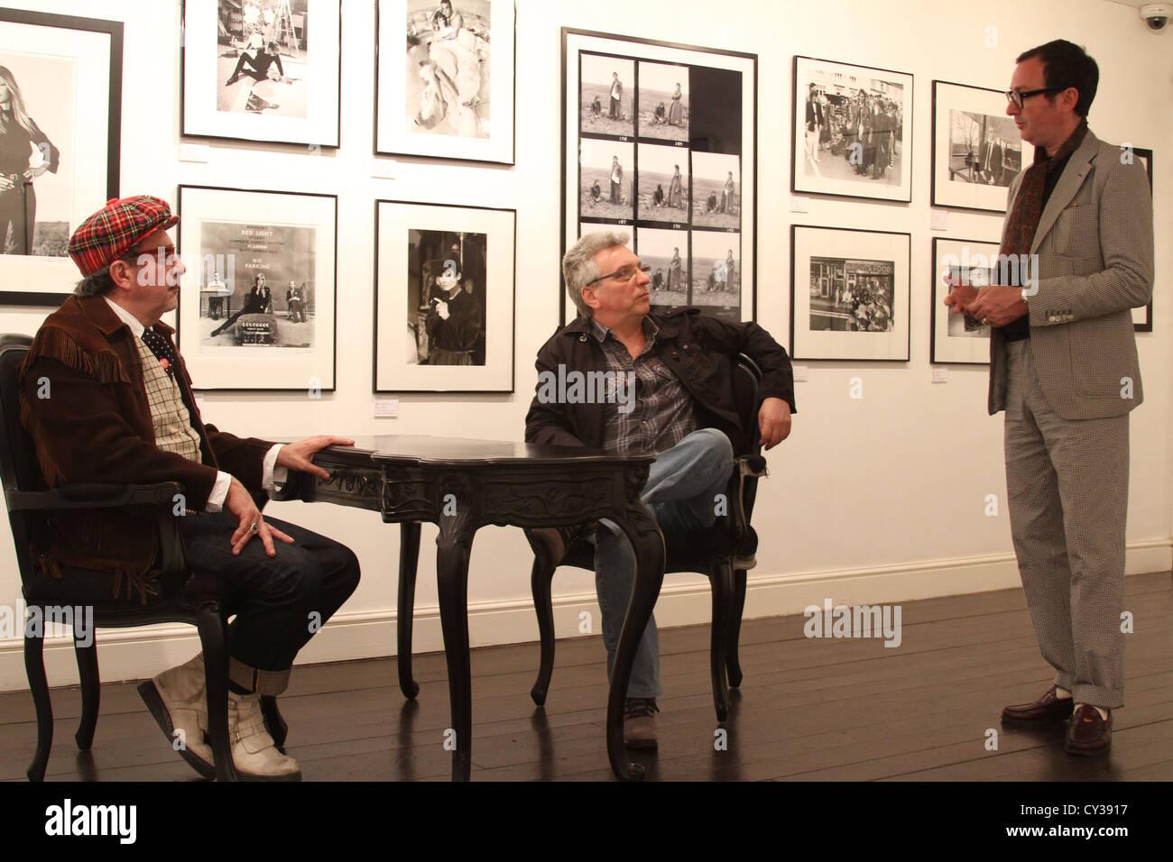 Roger Klein (sinistra) + Alan Holston + Paul Gorman nel seminterrato di 161 King's Road chiacchierare circa Dandie Fashions, Londra Foto Stock